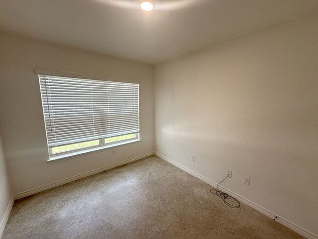 Building Photo - Beautiful 3 Bedroom 2 Bath Duplex availabl...