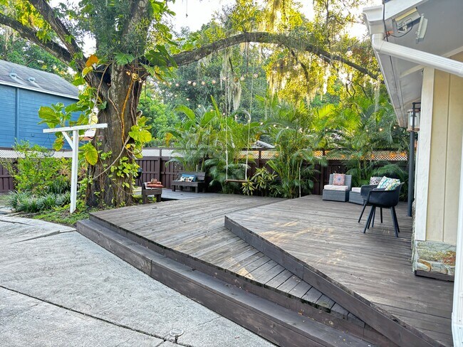 Deck - 117 W Flora St