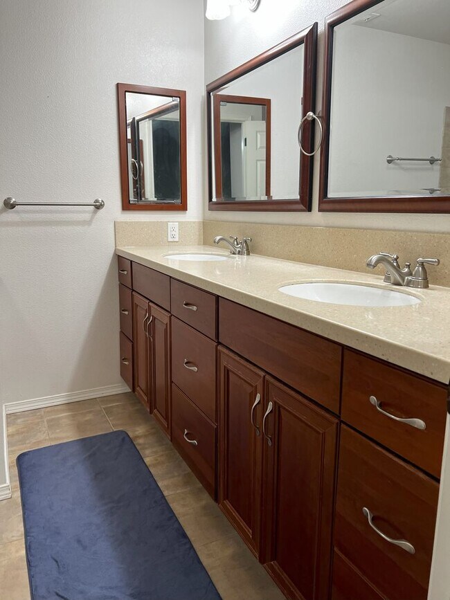 Building Photo - Well-Equipped 4 Bed 2.5 Bath Bellevue Home...