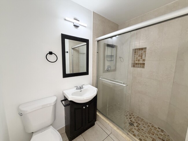 Building Photo - 799 Hill Dr