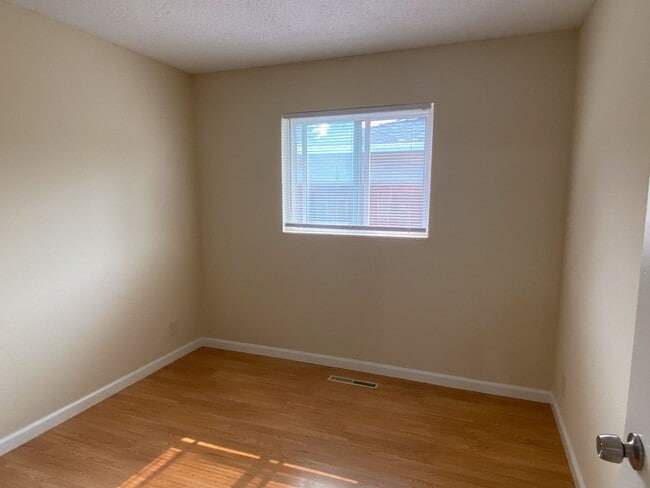 Building Photo - Newark 4 beds 2 baths Single Family House with Big Lot, Move In Ready!