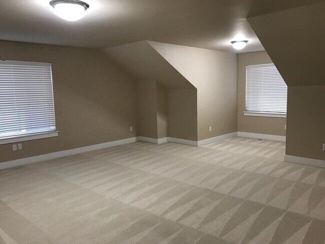 Building Photo - Spacious Home in Desirable Fircrest