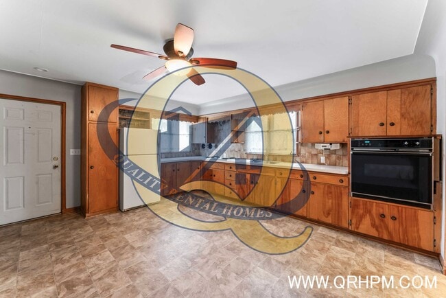 Building Photo - Available Now! - 3 Bedroom, 1 Bathroom in ...