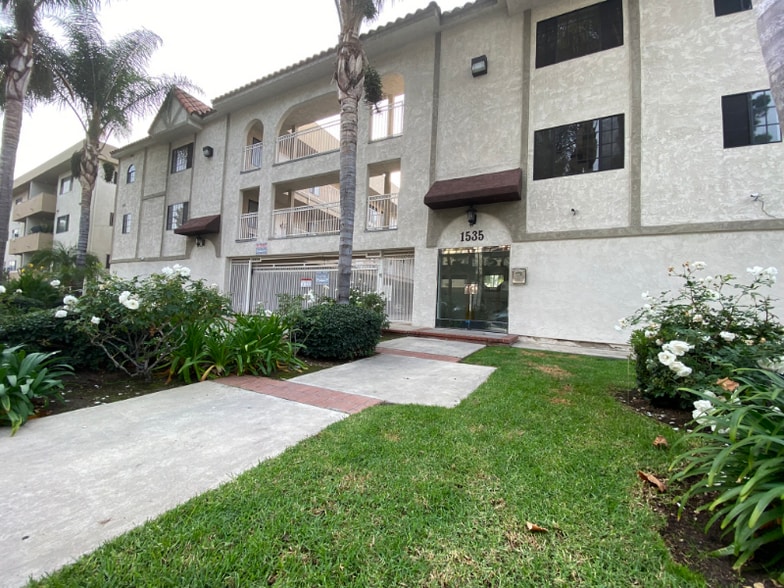 Building Photo - 1535 N Kenmore Ave