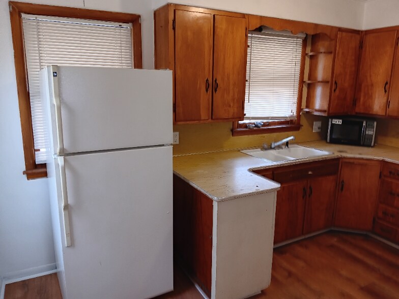 Building Photo - 640 N Summit St