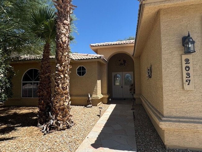 Building Photo - Great spacious home on Huukan Golf Course