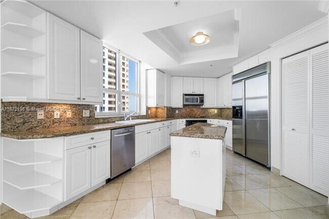 Building Photo - 848 Brickell Key Dr