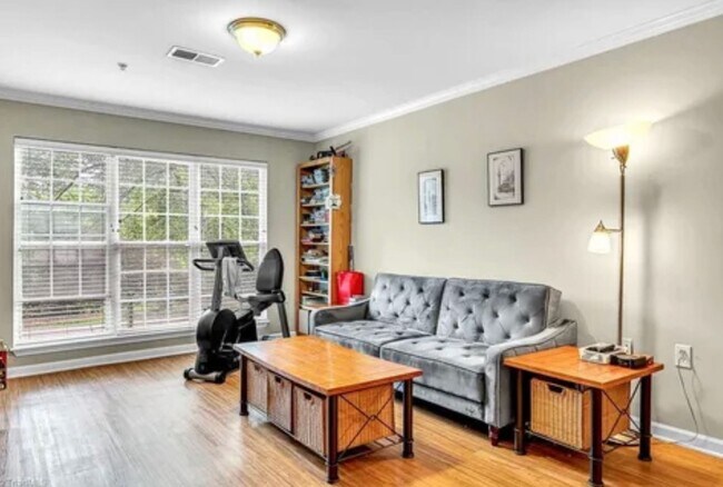 Building Photo - Wonderful updated 2 bedroom 2 bath condo on main level off Battleground ave in NW Greensboro