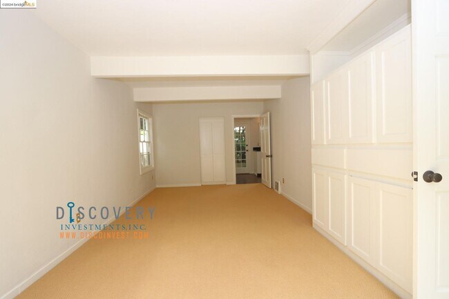Building Photo - 220 Sandringham Rd