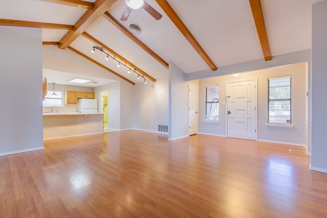 Building Photo - Charming 3 Bedroom 2 Bathroom - Spacious & Fenced Backyard