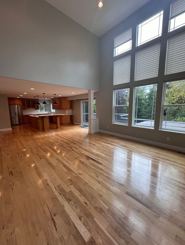 Building Photo - Stunning 3 level home with beautiful views