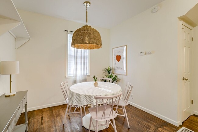 Building Photo - Charming 2 Bedroom with Fenced Yard & Parking Near Old Market!