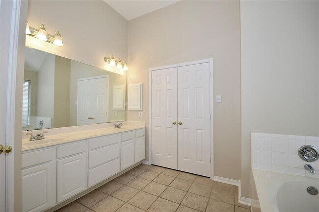 Building Photo - 2231 Oak Sand Dr
