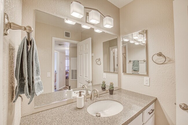 Building Photo - 6655 N Canyon Crest Dr