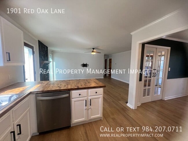 Building Photo - 1901 Red Oak Ln