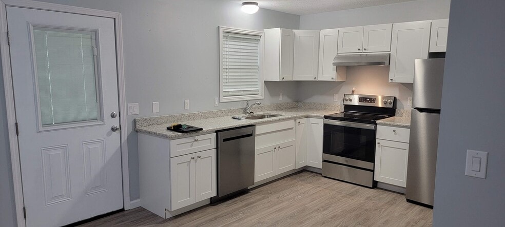 Kitchen - 409 Hughes St