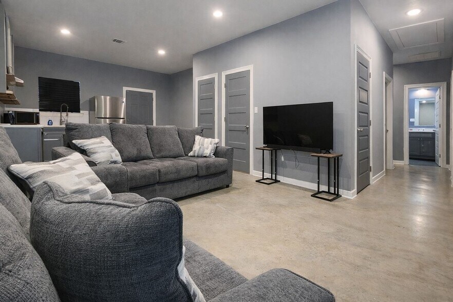 Building Photo - 343 W Johnson St