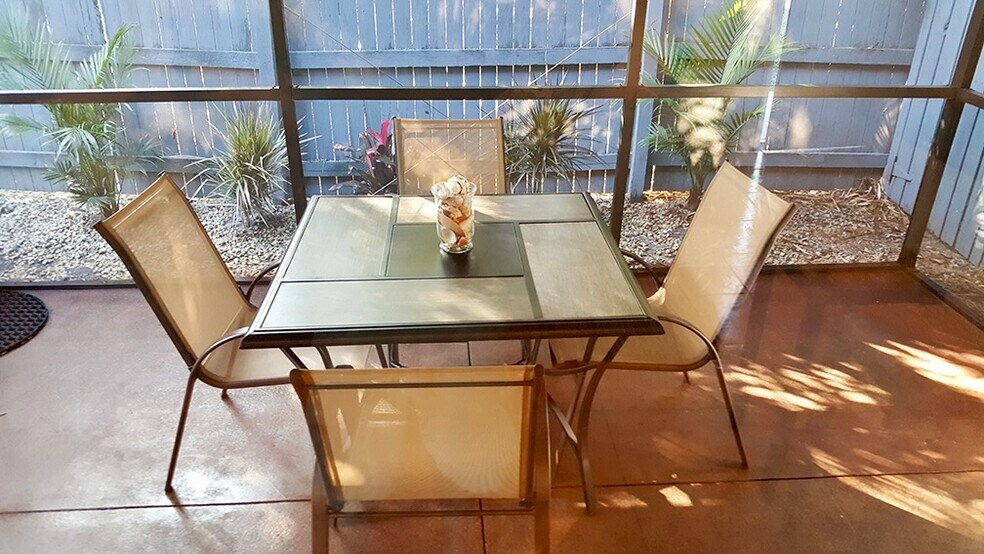 Screened patio. - 7006 Midnight Pass Rd