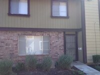 Building Photo - NICE TOWNHOUSE IN VILLA TOWNE HOMES COMMUNITY!