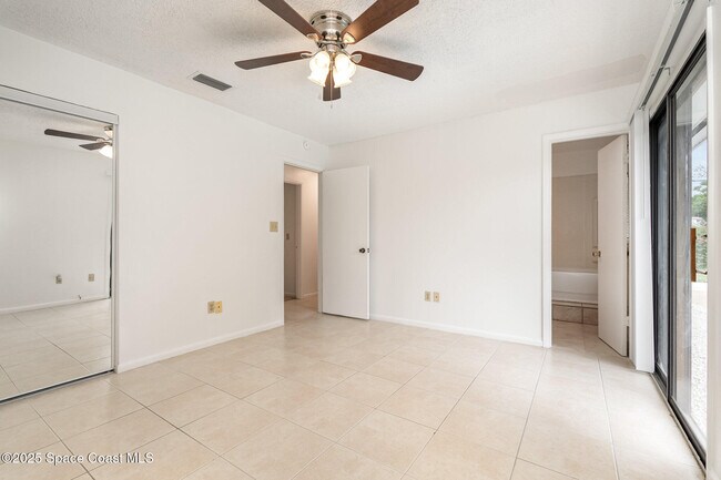 Building Photo - 4885 Cocoanut Dr