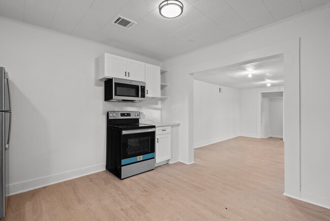 Building Photo - 3 bedroom on large lot
