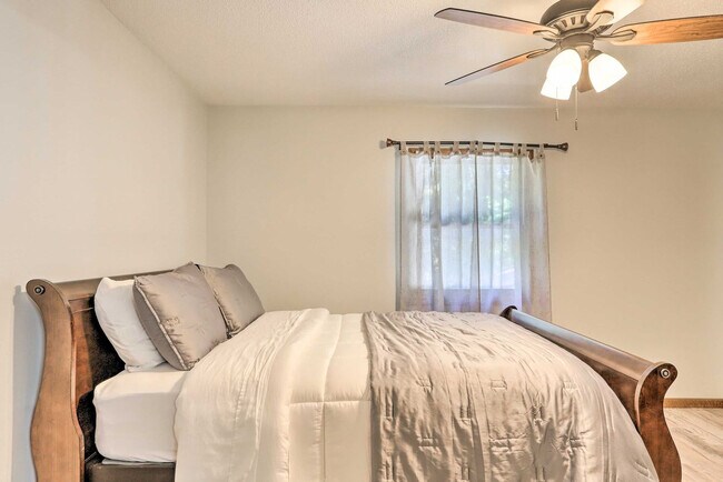 Building Photo - 6834 Woodmeadow Dr