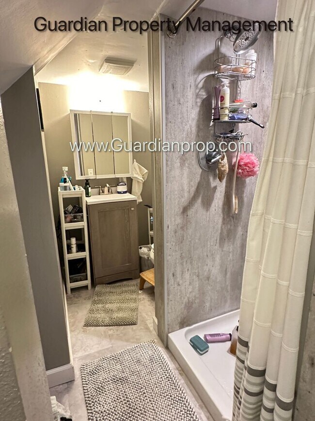 Building Photo - 3050 Glenden Terrace