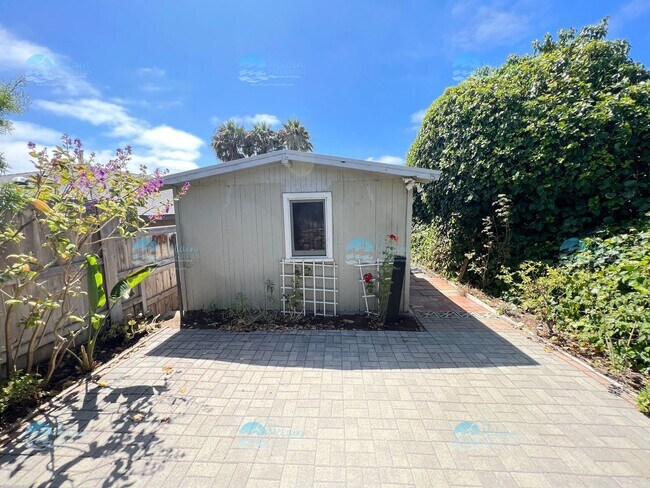 Building Photo - 304 N Rios Ave