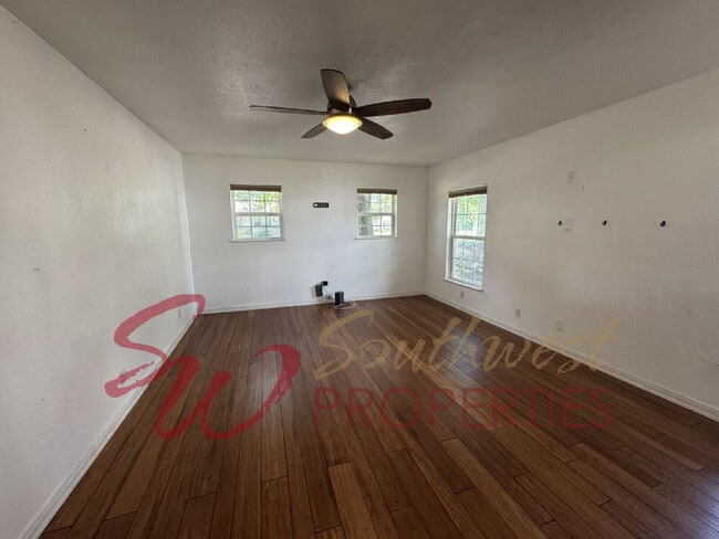 Building Photo - 4 Bedroom 2 Bath with Retro Flair!