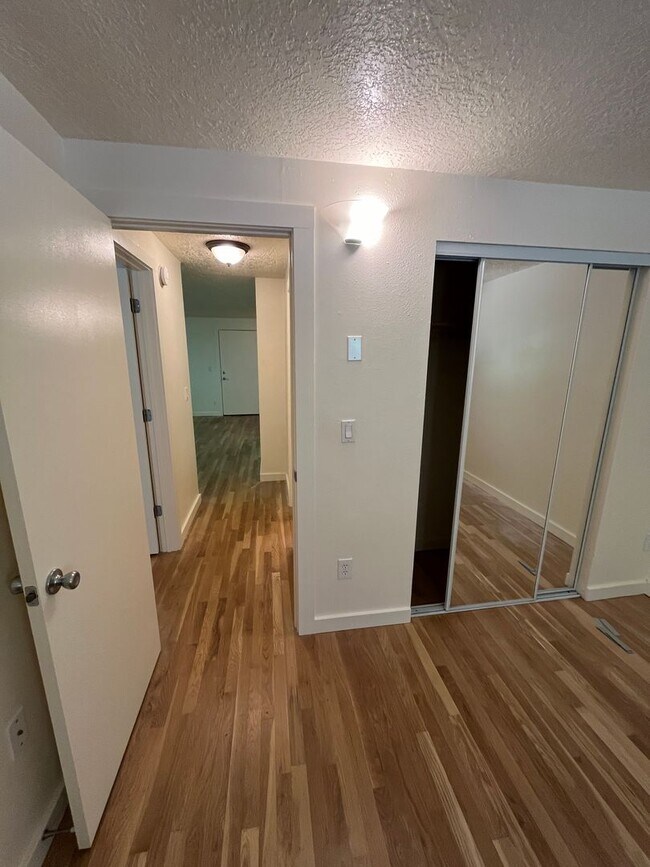 Building Photo - Hardwoods, granite countertops, parking, c...