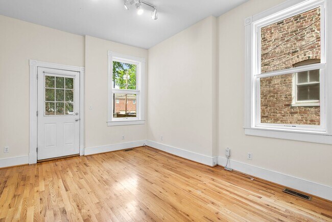 Building Photo - $2,890 / 2 br / 2 ba / 1,400 sqft