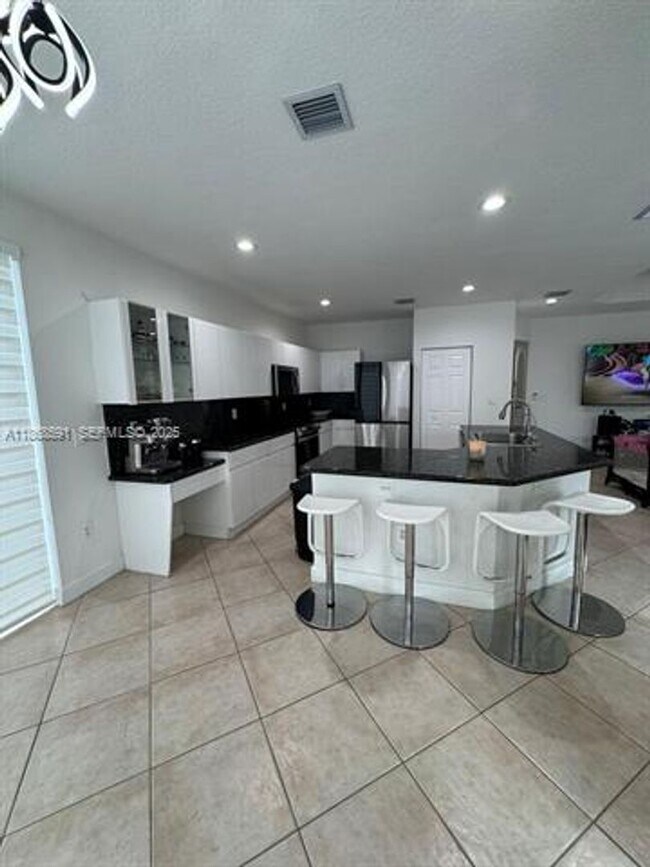 Building Photo - 10873 NW 71st St