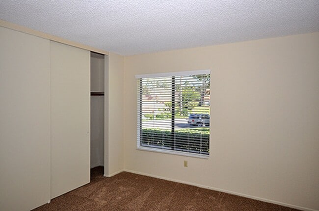 Building Photo - Lovely single level end unit in Tanglewood...