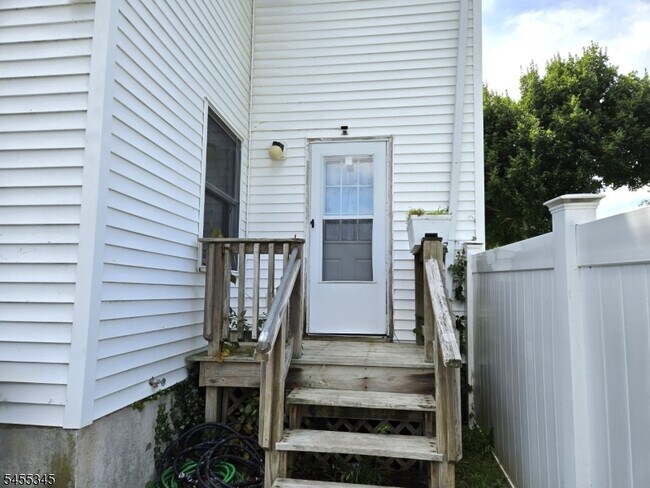 Building Photo - 34 Carlton Ave