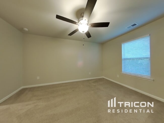 Building Photo - 52 Carriage Hls Dr SE