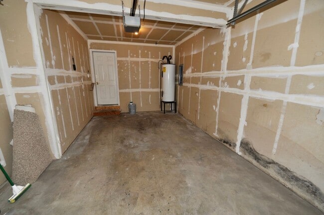 Building Photo - 3 bed 2 bath townhome