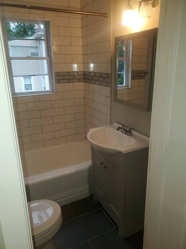 Building Photo - Newly Renovated 1 Bedroom, 1 Bathroom Apar...