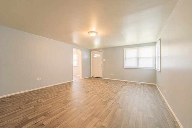 Building Photo - 3227 Nelson Ave