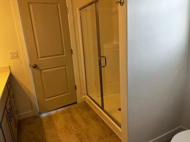 Building Photo - GET $500 OFF THE FIRST MONTHS RENT!!!!