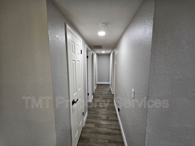 Building Photo - 760 Castle Oaks Dr