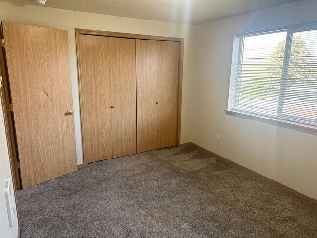 Building Photo - *HALF OFF first full month of rent!* Darli...