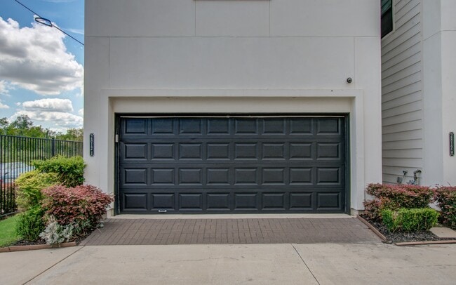 Building Photo - 2812 Grand Fountains Dr