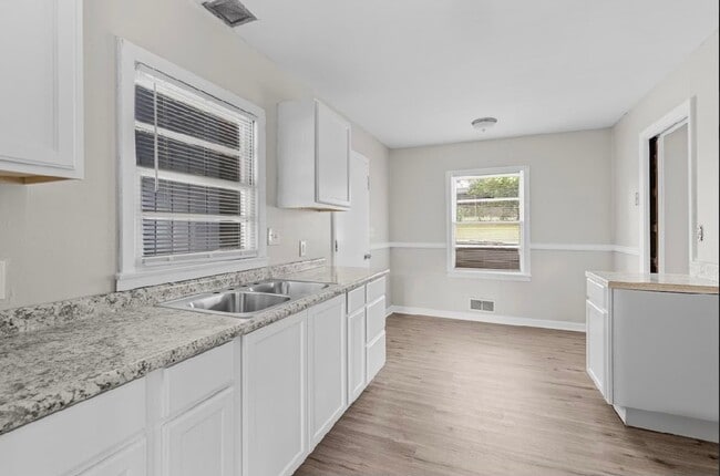 Building Photo - Cozy and Newly Renovated 3 Bedroom 1 Bath ...