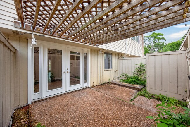 Building Photo - 2109 Lander Ln