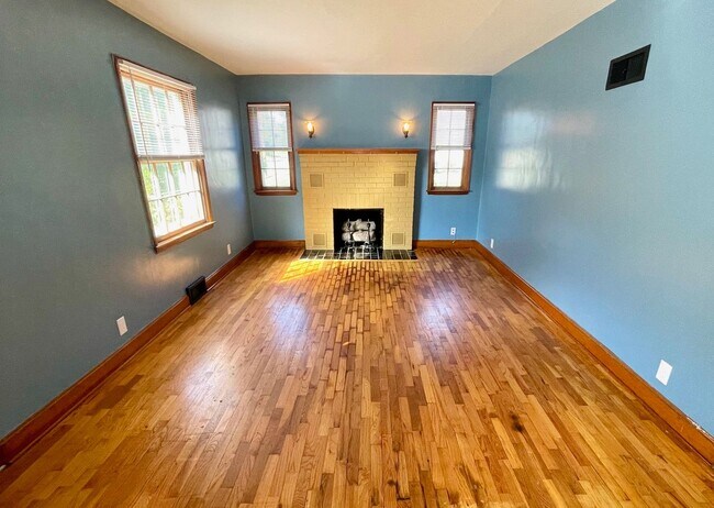 Building Photo - Very Unique 5 Bedroom Home on Large Lot