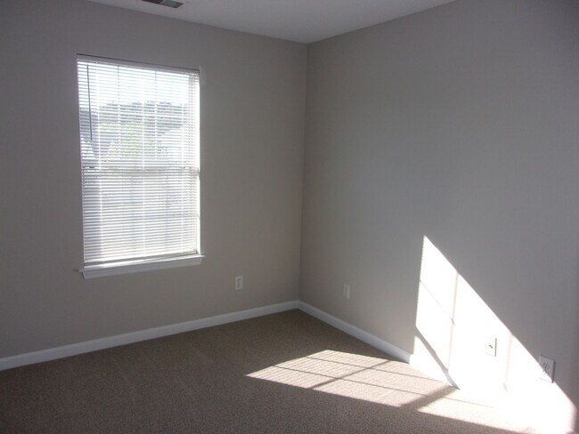 Building Photo - 3 Bedroom / 2.5 Bathroom with 2 car garage...