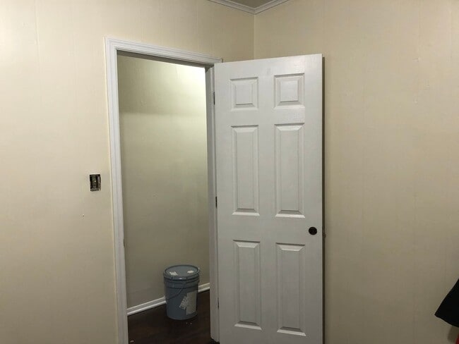 Building Photo - Great Home! New Kitchen with Granite Counters! Large Living Room!