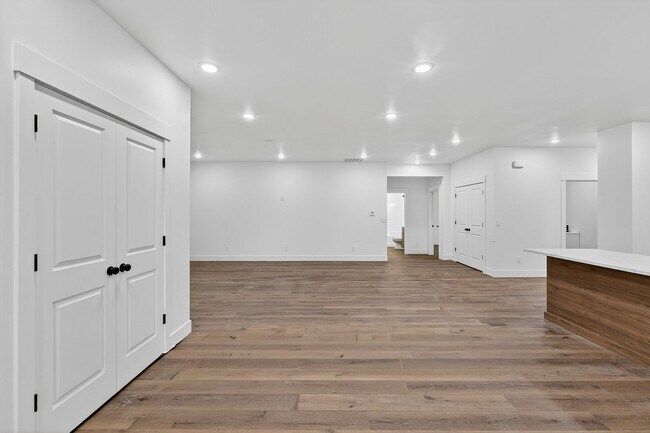 Building Photo - L199ER