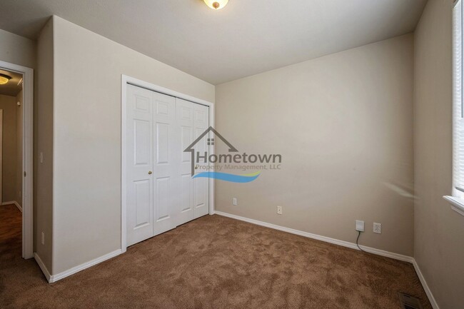 Building Photo - 4 Bedroom 2.5 Bathroom Home with Attached ...