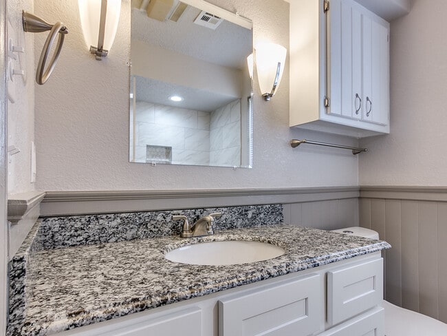 Building Photo - 2002 Vanessa Dr